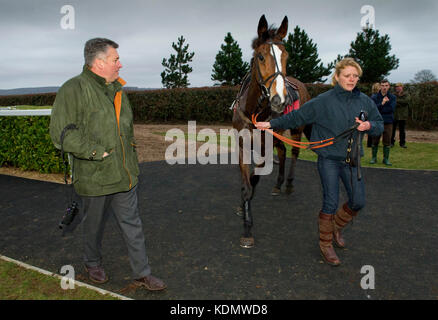 Horsetrainer Paul Nicholls bei Wincanton Pferderennbahn mit Rennpferd "kauto Star', jokeys Darryl Jacob (blaue Kappe) und Ruby Walsh (weiße Kappe) Stockfoto