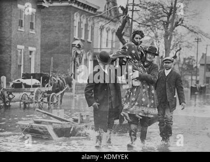 Während der Rettungsarbeiten in Dayton, Ohio Flut von 1913 Stockfoto