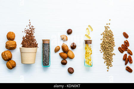 Auswahl essen Quellen von Omega 3. super Essen hohen Omega 3 und ungesättigte Fette für gesundes Essen. Mandel, Pecan, Haselnüsse, Walnüsse, Fisch, Leinsamen Stockfoto