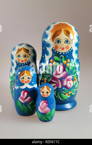 Matrjoschka babuschkas Puppen. Blaue russische Puppen aus Holz - matrjoschka. Beliebte Souvenirs aus Russland. Stockfoto