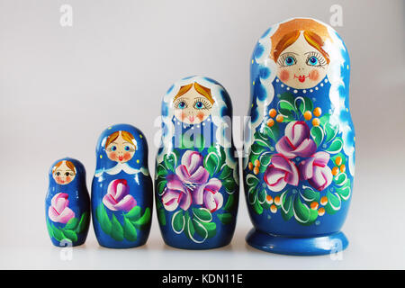 Blaue russische Puppen aus Holz - matrioshka.matrioshka Babuschkas Puppen. Beliebte Souvenirs aus Russland Stockfoto