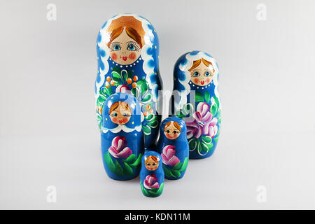 Matrjoschka babuschkas Puppen. Blaue russische Puppen aus Holz - matrjoschka. Beliebte Souvenirs aus Russland. Stockfoto