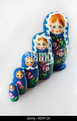 Blaue russische Puppen aus Holz - matrioshka.matrioshka Babuschkas Puppen. Beliebte Souvenirs aus Russland Stockfoto