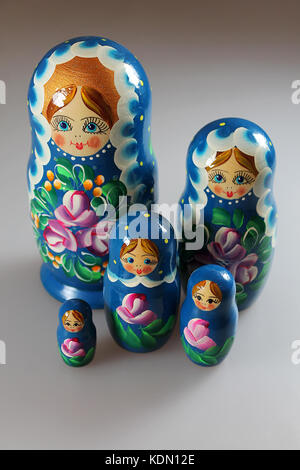 Matrjoschka babuschkas Puppen. Blaue russische Puppen aus Holz - matrjoschka. Beliebte Souvenirs aus Russland. Stockfoto