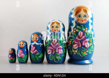 Blaue russische Puppen aus Holz - matrioshka.matrioshka Babuschkas Puppen. Beliebte Souvenirs aus Russland Stockfoto