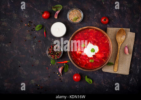 Traditionelle ukrainische Russischen Borschtsch mit weißen Bohnen auf die Schüssel. Stockfoto