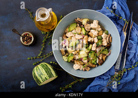 Zarte scheiben Hähnchenbrustfilet mit Zucchini und Pilzen geschmort mit italienischen Kräutern. gesundes Essen. Den richtigen Weg des Lebens. Stockfoto