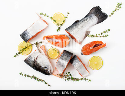 Frischen, rohen Lachs Stück rot Fisch auf einem weißen Hintergrund. Flach. top View Stockfoto
