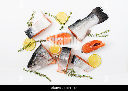 Frischen, rohen Lachs Stück rot Fisch auf einem weißen Hintergrund. Flach. top View Stockfoto