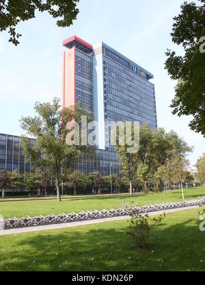 Auf dem Campus der Technischen Universität Delft, Niederlande. 90 m hohen Hochhaus der Fakultät für Elektrotechnik, Mathematik und Informatik (EEMCS). Stockfoto