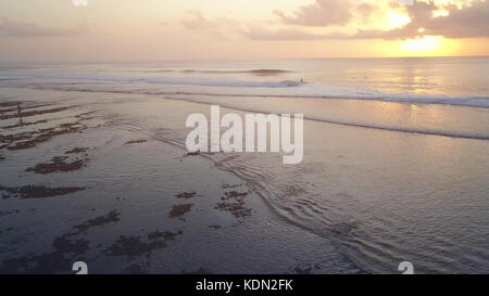 Surfer im Ozean Stockfoto