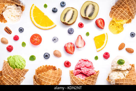 Bunte Eis mit Kegel und verschiedene Früchte Himbeere, Heidelbeere, Erdbeere und Pfefferminze Blätter setup auf weißem Hintergrund flach und s kopieren Stockfoto
