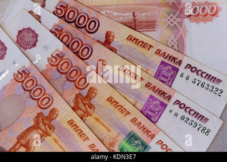 Papier russische Rubel Banknoten fünf tausendstel Draufsicht closeup Stockfoto