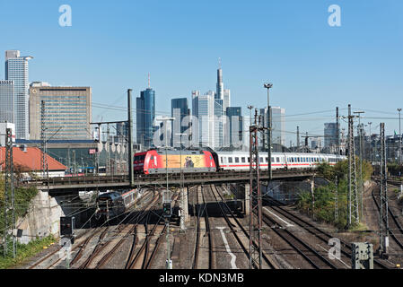 Wolkenkratzer und die Bahn Luftbild von Frankfurt Hauptbahnhof Stockfoto