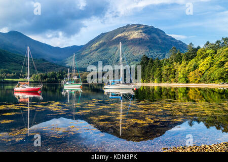 Segeln Yachten vor Anker in Richtung Glen Etive, Loch Leven, Ballachulish, Glencoe, Argyll und Bute, Schottland suchen Stockfoto