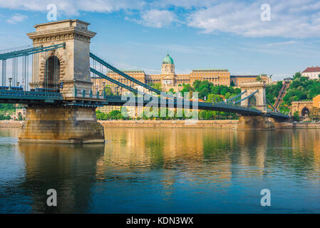Budapest Brücke Donau, Blick auf die Lanchid Brücke über die Donau mit dem Königlichen Palast im Hintergrund, Budapest, Ungarn Stockfoto