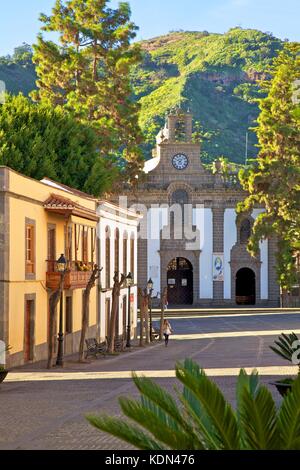 Alte Häuser mit den traditionell geschnitzten Balkonen in der Calle Real de la Plaza, das Zentrum der Altstadt, Telde, Gran Canaria, Kanarische Inseln, Spanien, Atlanti Stockfoto