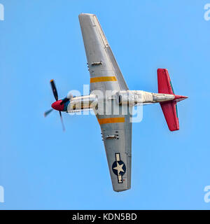 Peter teichman 1944 Red Tail P-51D Mustang "Hoch im Sattel" abgebildeten Banking über alten Wärter im Jahr 2016. Stockfoto