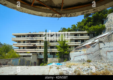 KUPARI, KROATIEN - 19. Juli 2017: Die Fassade eines alten ruiniert Hotel Goricina in verlassenen jugoslawischen militärischen Resort in Kupari, Kroatien. Stockfoto