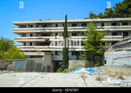 KUPARI, KROATIEN - 19. Juli 2017: Die Fassade eines alten ruiniert Hotel Goricina in verlassenen jugoslawischen militärischen Resort in Kupari, Kroatien. Stockfoto