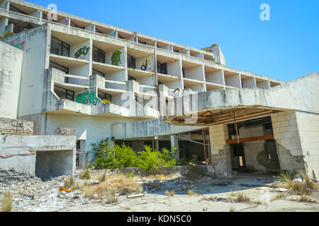 KUPARI, KROATIEN - 19. Juli 2017: Die Fassade eines alten ruiniert Hotel Goricina in verlassenen jugoslawischen militärischen Resort in Kupari, Kroatien. Stockfoto