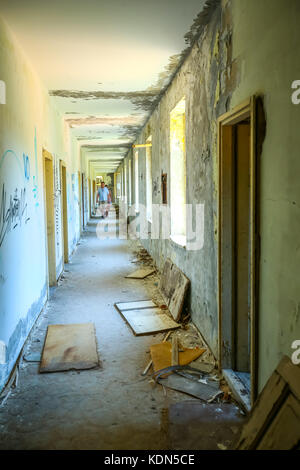 KUPARI, KROATIEN - 19. JULI 2017: Zwei Leute hinunter die Halle einer alten verfallenen Hotel Grand in verlassenen jugoslawischen militärischen Resort in Kupari, Cr Stockfoto