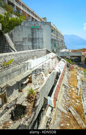 KUPARI, KROATIEN - 19. Juli 2017: Die Fassade eines alten ruiniert Hotel Goricina in verlassenen jugoslawischen militärischen Resort in Kupari, Kroatien. Stockfoto