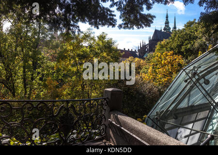 Prager Gewächshaus, Orangerie, moderner Bau im königlichen Garten der Prager Burg, Herbst, tschechischer Burggarten Stockfoto