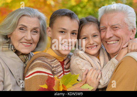Großeltern mit Enkelkindern im Freien im Herbst Stockfoto
