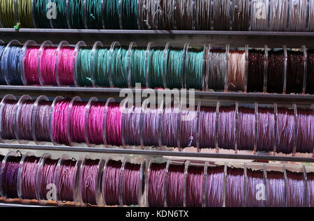 Viele lanyard Rollen viele Farben auf den Verkauf in der Hobby- und Schneiderei Stockfoto