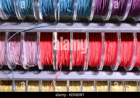 Viele lanyard Rollen viele Farben auf den Verkauf in der Hobby- und Schneiderei Stockfoto