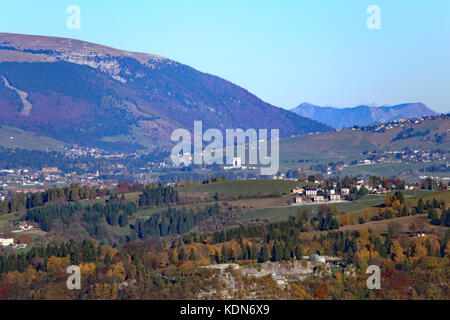 Panorama der Berge im Norden von Italien mit der Stadt von asiago im Herbst und die berühmten beinhaus zu den Soldaten während der ersten getötet gewidmet Stockfoto