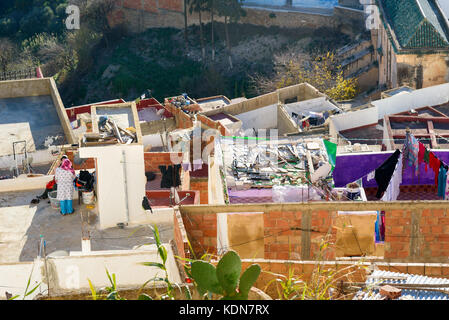 Moulay Idriss Zerhoun, Marokko - Jan 16, 2017: Blick auf das Dach des Hauses in der Medina. Heilige Stadt Moulay Idriss Zerhoune Stockfoto