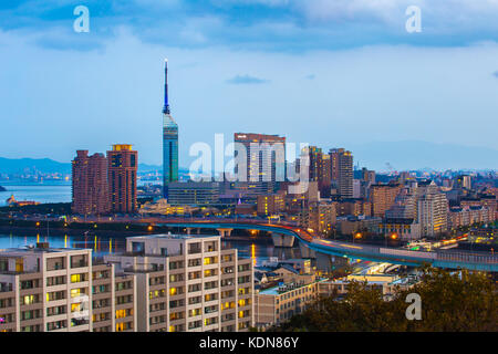 Hakata Stadt Skyline bei Nacht in Fukuoka, Japan. Stockfoto