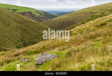 Überlappende Täler, die von Vellake Brook und dem West Okement River gebildet werden, während sie in den Meldon Reservoir im nördlichen Dartmoor, Devon, England, Großbritannien, fließen. Stockfoto