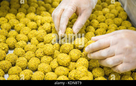 Herstellung von süßen, Schokolade und Süßigkeiten in der Factory Stockfoto