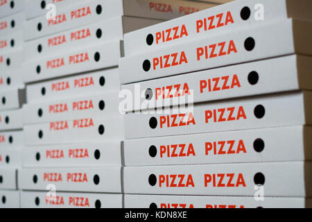 Stapel von pizzakartons - Viele pizza Kartons Stockfoto