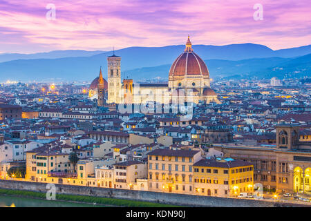 Nacht Blick auf Florenz Skyline der Stadt in der Toskana, Italien. Stockfoto