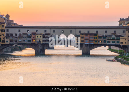 Sonnenuntergang Blick auf die Brücke Ponte Vecchio in Florenz, Toskana, Italien. Stockfoto