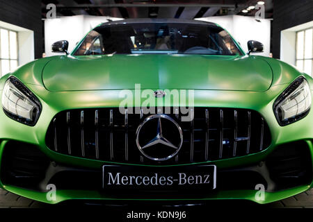 Vorderansicht eines grünen Mercedes-Benz AMG GT Coupés. Stockfoto