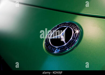 Nahaufnahme des Mercedes-Benz Logos auf grüner Fläche. Stockfoto
