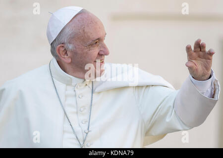 Vatikanstadt, Vatikan. Oktober 2017. Papst Franziskus nimmt am 14. Oktober 2017 an einer Audienz für die Vincentian-Familie (St. Vincent de Paul) zum 400. Jahrestag des Vincentian Charisma auf dem Petersplatz in Vatikanstadt Teil. Papst Franziskus empfing am Samstag Mitglieder der Vincentian Familie auf dem Petersplatz, anlässlich des 400. Jahrestages des Ursprungs ihres Charismas des Dienstes für die Armen. Kredit: Giuseppe Ciccia/Pacific Press/Alamy Live News Stockfoto