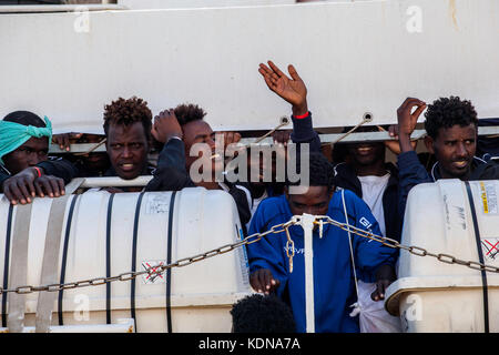 Palermo, Italien. 13 Okt, 2017. Das Aquarius (sos Mediterranee) Schiff im Hafen von Palermo, Italien am 13. Oktober 2017 mit 606 Migranten. des Roten Kreuzes hat die medizinische Versorgung, wie Sie Ausgeschifft. Credit: Antonio Melita/Pacific Press/alamy leben Nachrichten Stockfoto