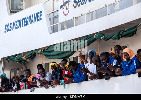 Palermo, Italien. 13 Okt, 2017. Das Aquarius (sos Mediterranee) Schiff im Hafen von Palermo, Italien am 13. Oktober 2017 mit 606 Migranten. des Roten Kreuzes hat die medizinische Versorgung, wie Sie Ausgeschifft. Credit: Antonio Melita/Pacific Press/alamy leben Nachrichten Stockfoto