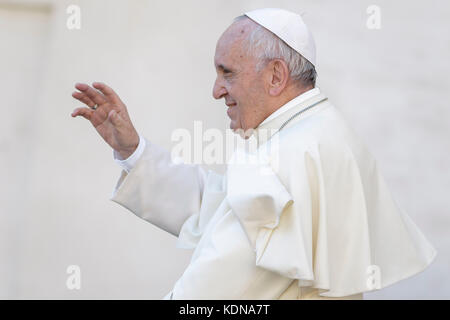 Vatikanstadt, Vatikan. Oktober 2017. Papst Franziskus nimmt am 14. Oktober 2017 an einer Audienz für die Vincentian-Familie (St. Vincent de Paul) zum 400. Jahrestag des Vincentian Charisma auf dem Petersplatz in Vatikanstadt Teil. Papst Franziskus empfing am Samstag Mitglieder der Vincentian Familie auf dem Petersplatz, anlässlich des 400. Jahrestages des Ursprungs ihres Charismas des Dienstes für die Armen. Kredit: Giuseppe Ciccia/Pacific Press/Alamy Live News Stockfoto