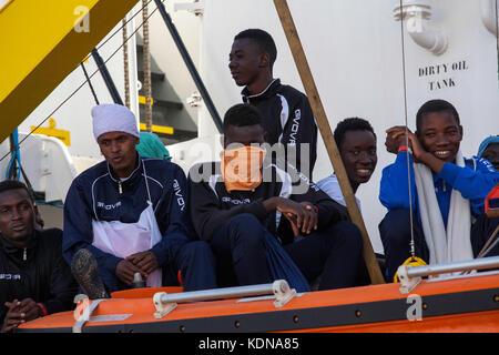 Palermo, Italien. 13 Okt, 2017. Das Aquarius (sos Mediterranee) Schiff im Hafen von Palermo, Italien am 13. Oktober 2017 mit 606 Migranten. des Roten Kreuzes hat die medizinische Versorgung, wie Sie Ausgeschifft. Credit: Antonio Melita/Pacific Press/alamy leben Nachrichten Stockfoto