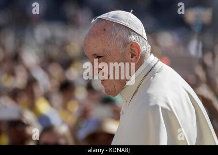 Vatikanstadt, Vatikan. Oktober 2017. Papst Franziskus nimmt am 14. Oktober 2017 an einer Audienz für die Vincentian-Familie (St. Vincent de Paul) zum 400. Jahrestag des Vincentian Charisma auf dem Petersplatz in Vatikanstadt Teil. Papst Franziskus empfing am Samstag Mitglieder der Vincentian Familie auf dem Petersplatz, anlässlich des 400. Jahrestages des Ursprungs ihres Charismas des Dienstes für die Armen. Kredit: Giuseppe Ciccia/Pacific Press/Alamy Live News Stockfoto