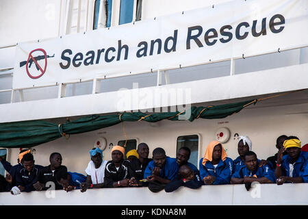 Palermo, Italien. 13 Okt, 2017. Das Aquarius (sos Mediterranee) Schiff im Hafen von Palermo, Italien am 13. Oktober 2017 mit 606 Migranten. des Roten Kreuzes hat die medizinische Versorgung, wie Sie Ausgeschifft. Credit: Antonio Melita/Pacific Press/alamy leben Nachrichten Stockfoto