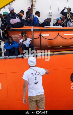 Palermo, Italien. 13 Okt, 2017. Das Aquarius (sos Mediterranee) Schiff im Hafen von Palermo, Italien am 13. Oktober 2017 mit 606 Migranten. des Roten Kreuzes hat die medizinische Versorgung, wie Sie Ausgeschifft. Credit: Antonio Melita/Pacific Press/alamy leben Nachrichten Stockfoto