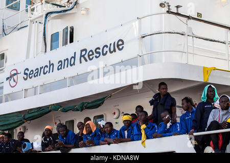 Palermo, Italien. 13 Okt, 2017. Das Aquarius (sos Mediterranee) Schiff im Hafen von Palermo, Italien am 13. Oktober 2017 mit 606 Migranten. des Roten Kreuzes hat die medizinische Versorgung, wie Sie Ausgeschifft. Credit: Antonio Melita/Pacific Press/alamy leben Nachrichten Stockfoto